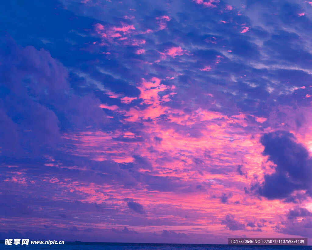 梦幻粉紫天空下的海景