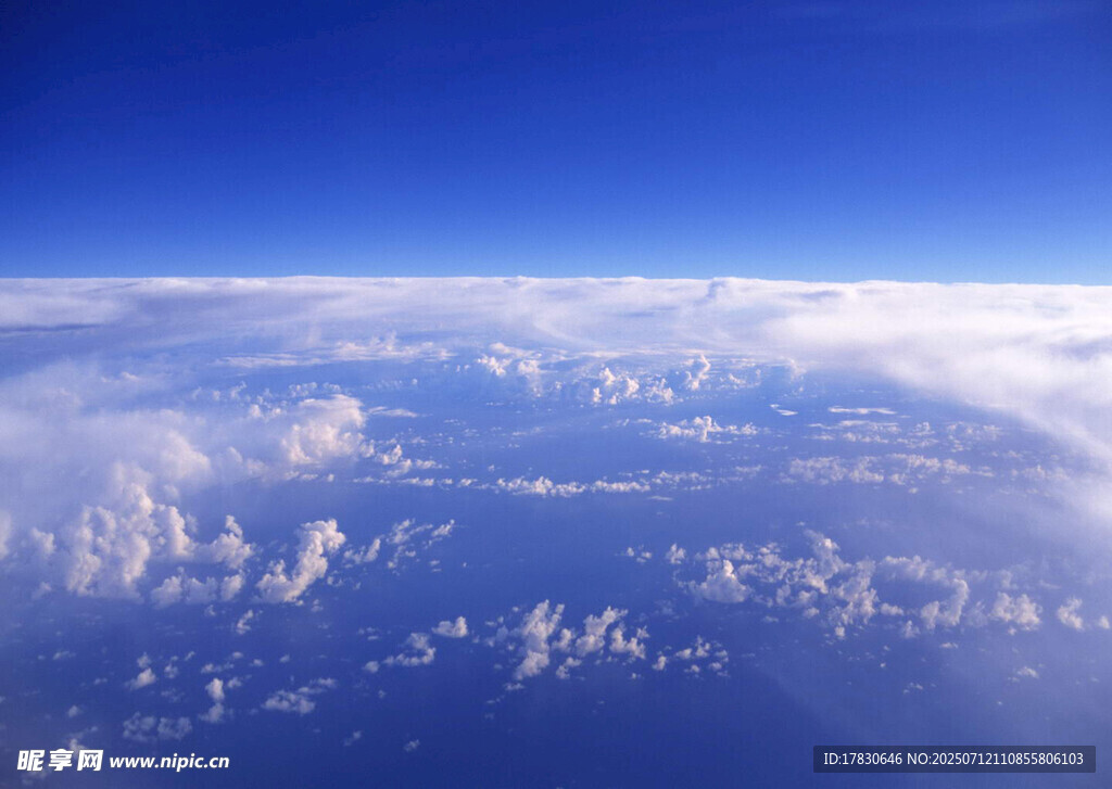 高空俯瞰云海美景