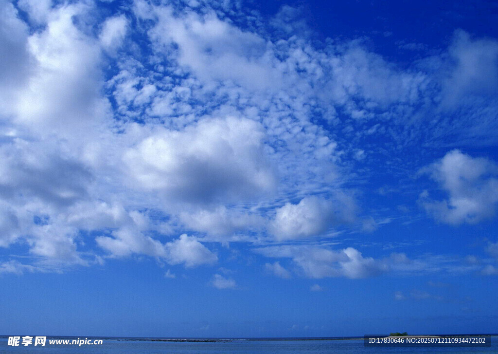 蓝天碧海间的云朵美景