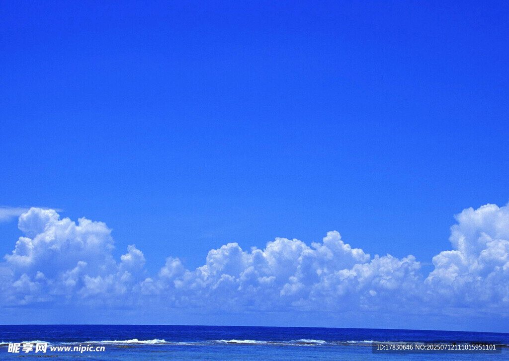 蓝天碧海间的云朵美景