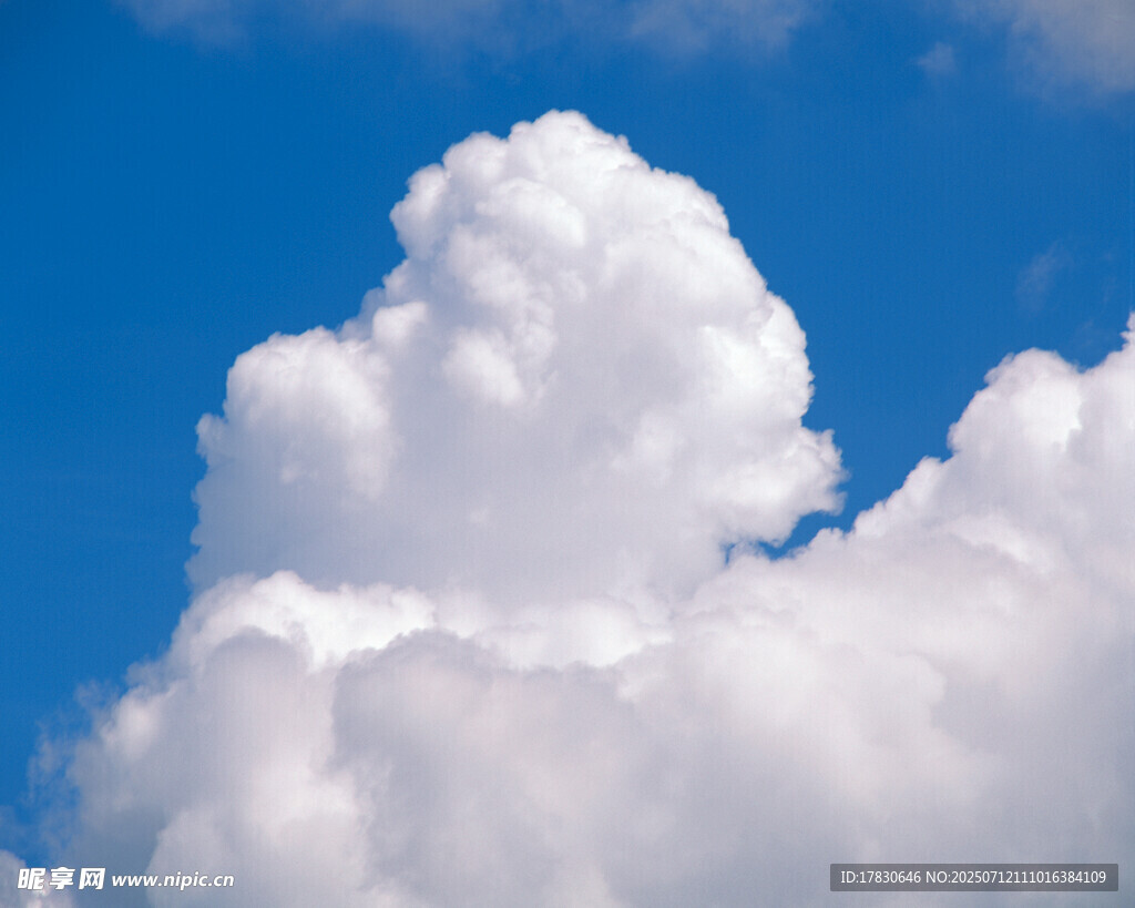 蓝天中的蓬松白云