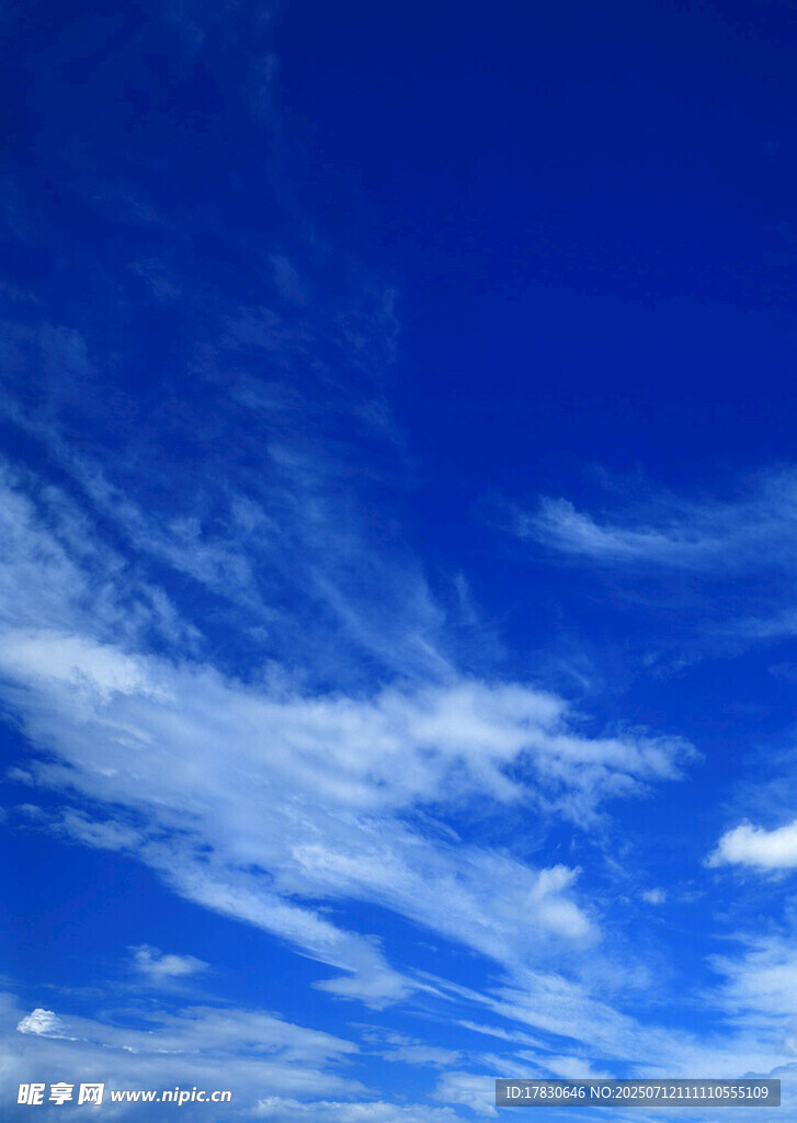 蔚蓝天空飘着轻柔白云