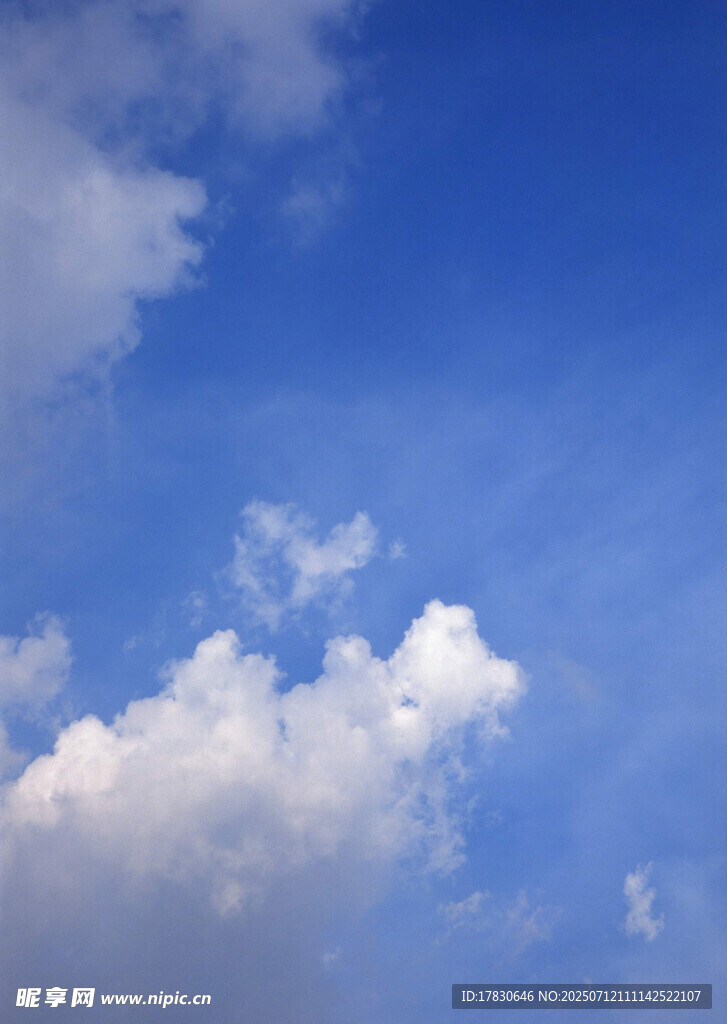 蓝天中的蓬松白云