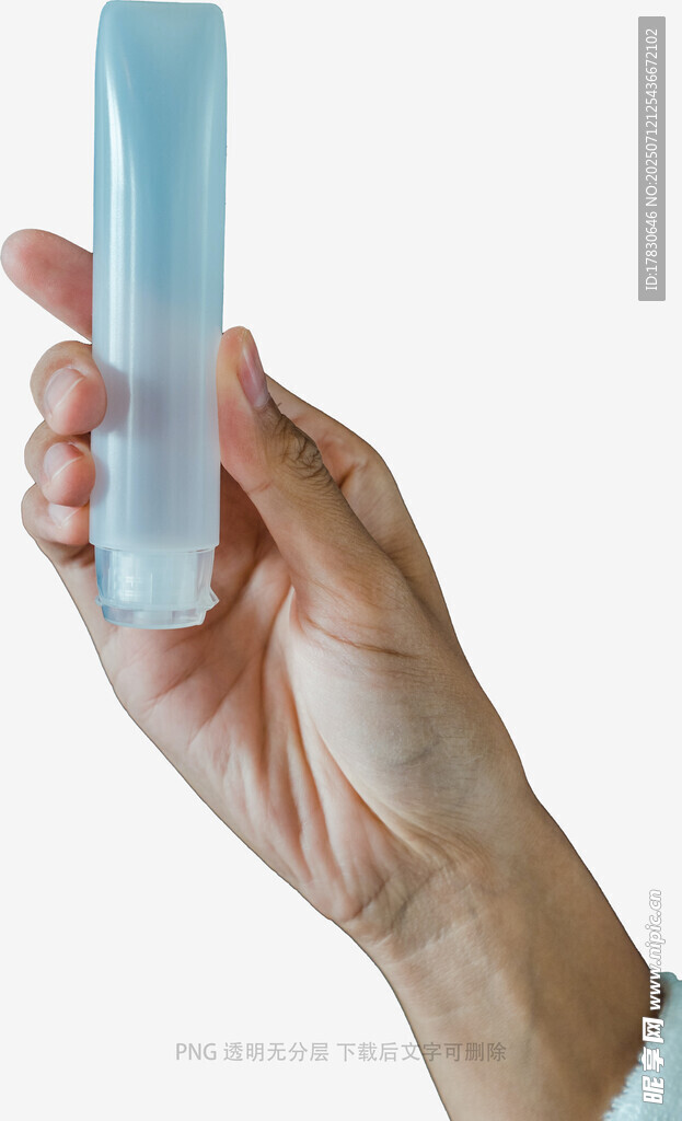 手持蓝色管状物品特写