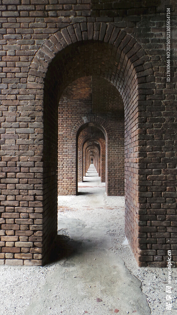 红砖拱形通道建筑景观