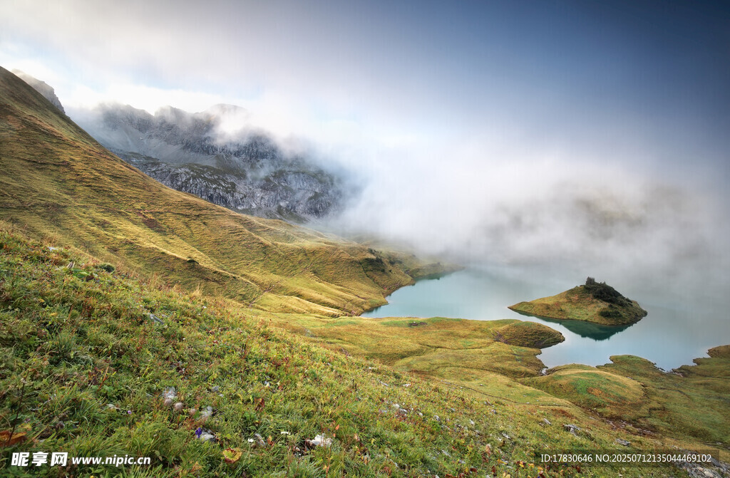 山间湖泊美景