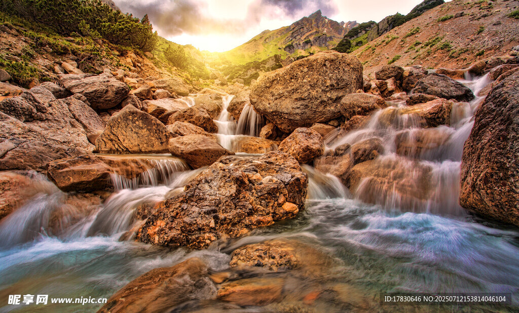 山间溪流瀑布自然美景