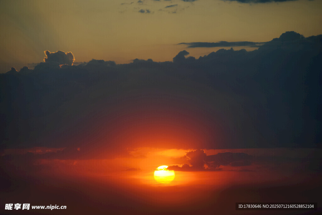 夕阳西下的壮丽天空
