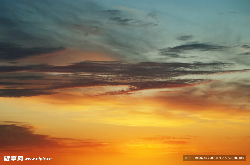 绚丽夕阳下的多彩天空