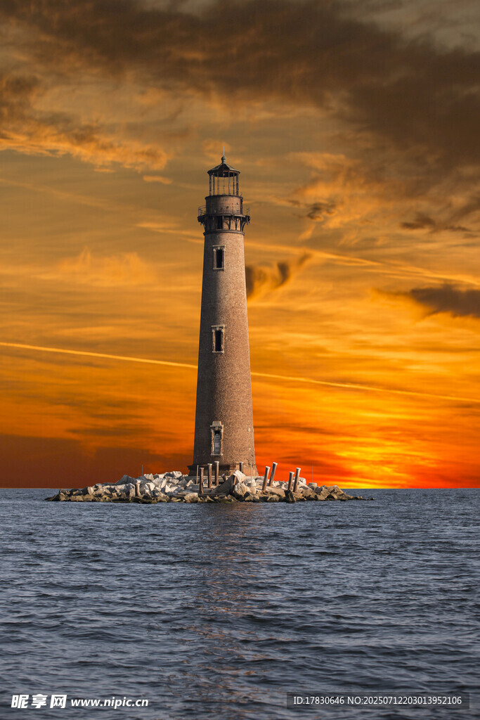 夕阳下的海上灯塔