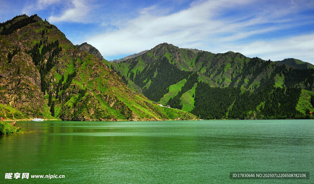 青山绿水间的静谧湖泊