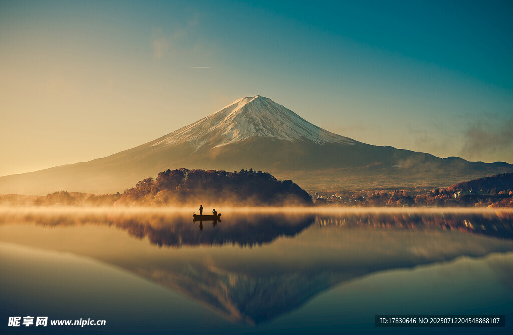 富士山美景倒映于平静湖面