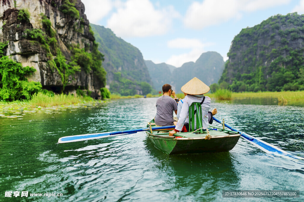 泛舟绿水间的悠然之旅