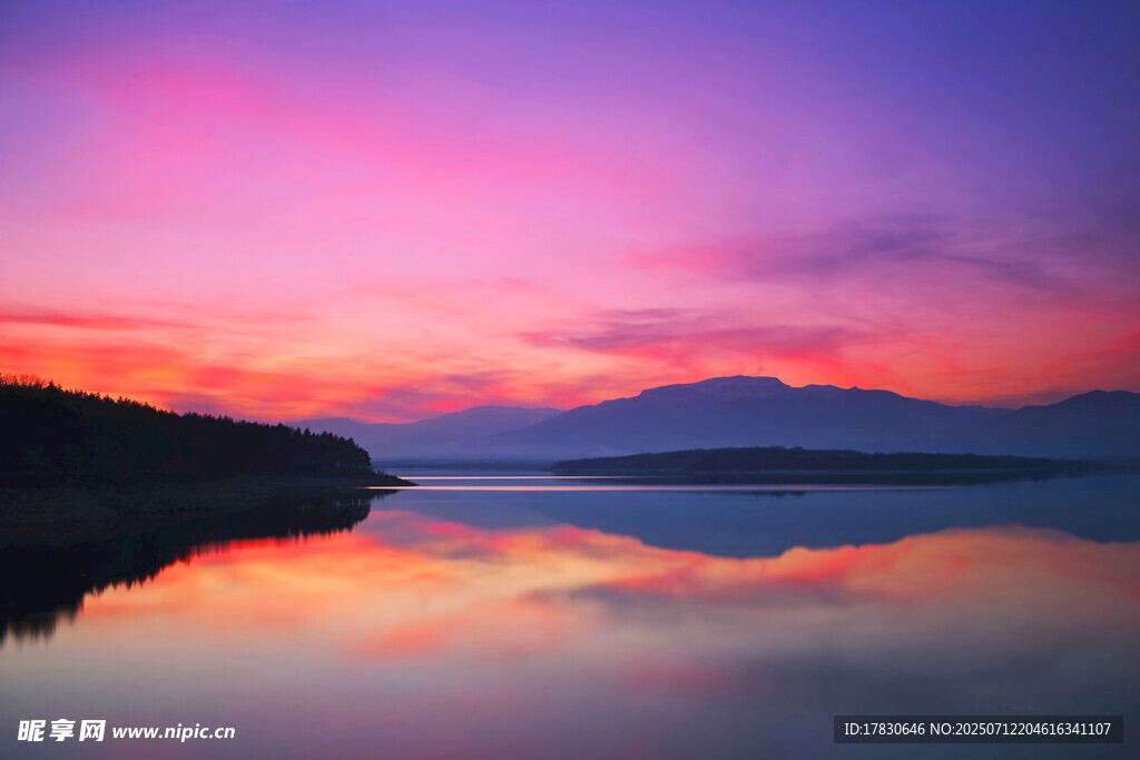 湖畔绚丽晚霞美景