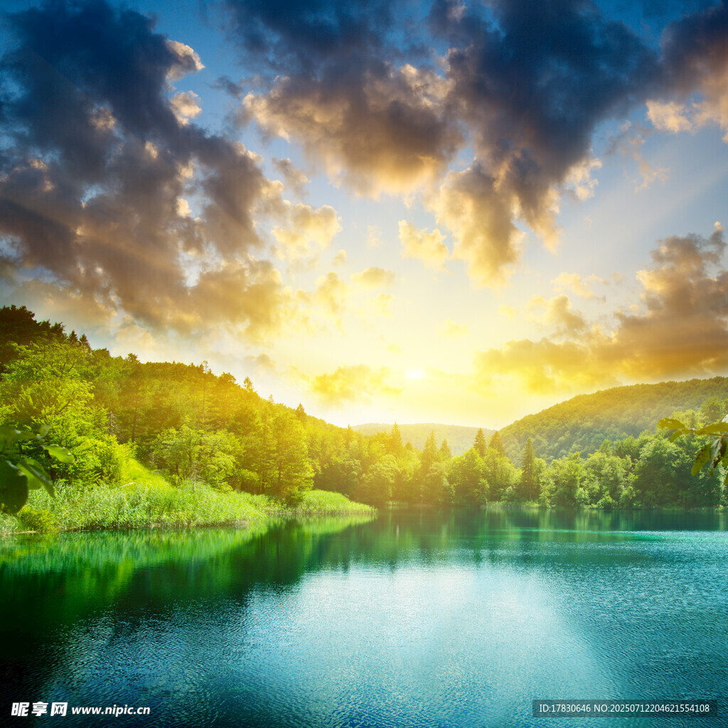 湖畔日出美景
