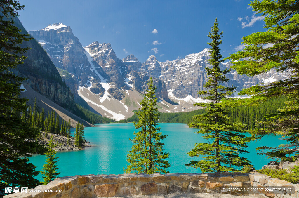 美丽的高山湖泊风景