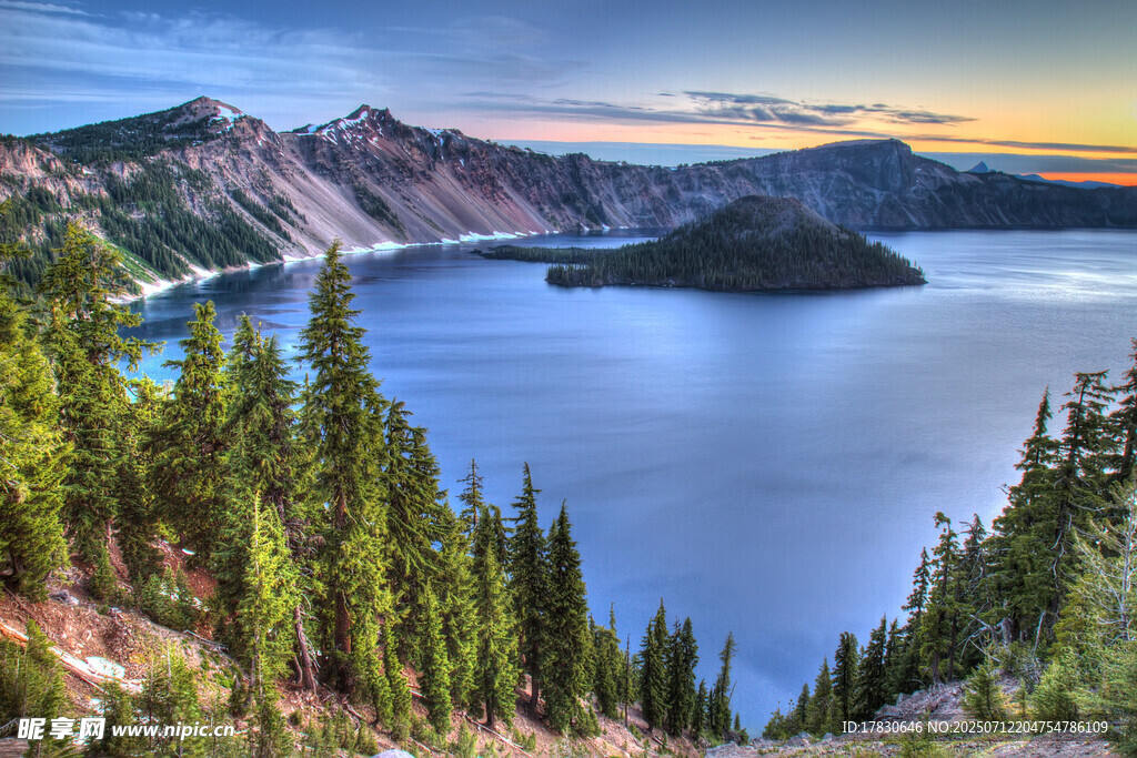 美丽火山湖的壮丽景观