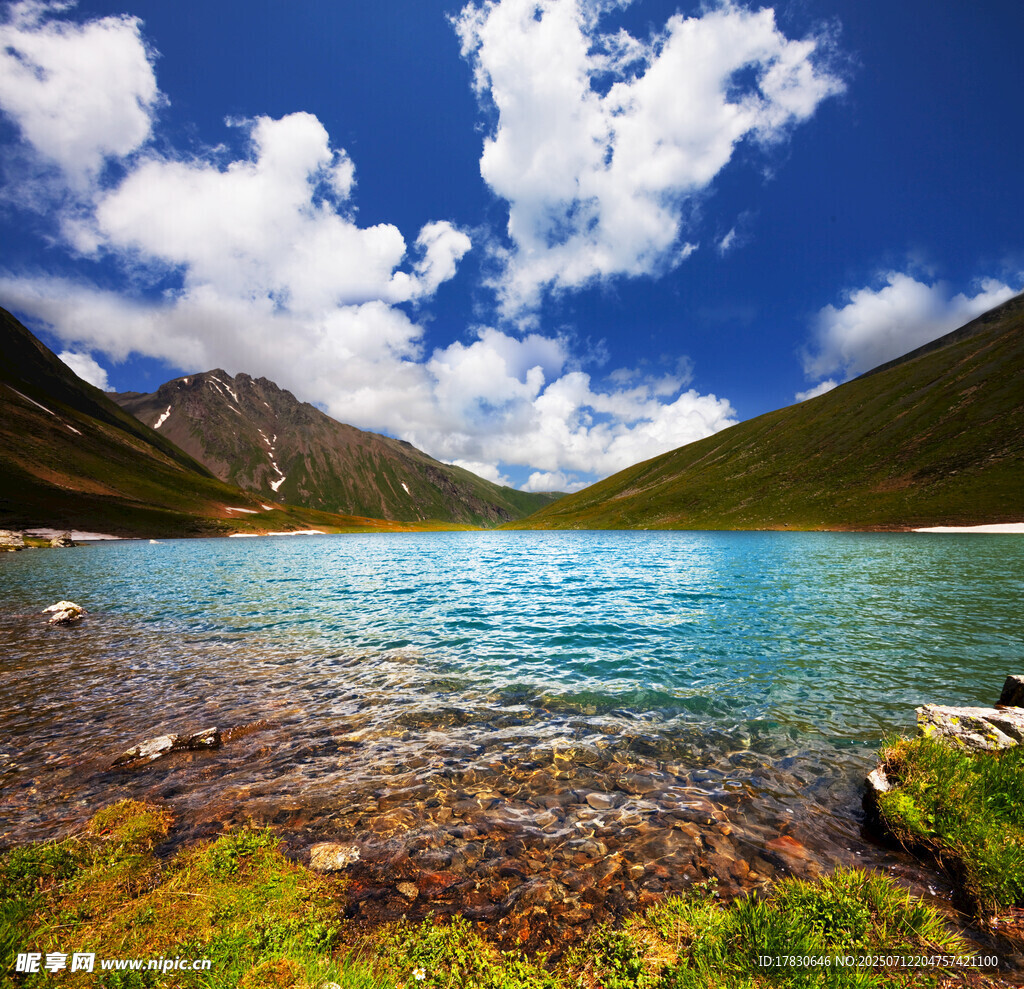 美丽高山湖泊自然风光