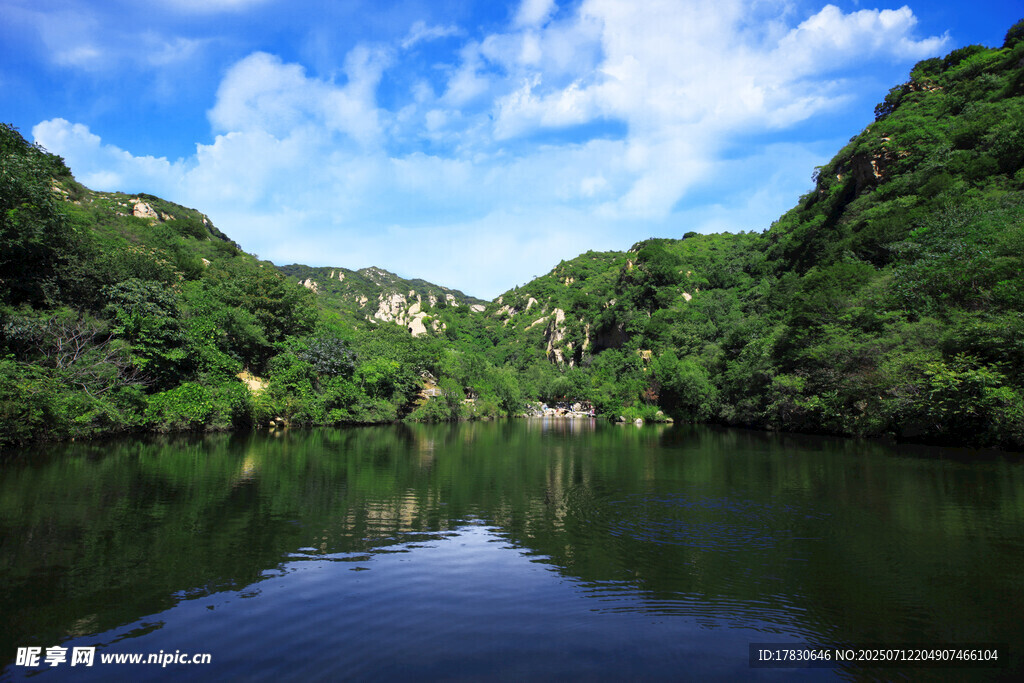 青山环抱的静谧湖水