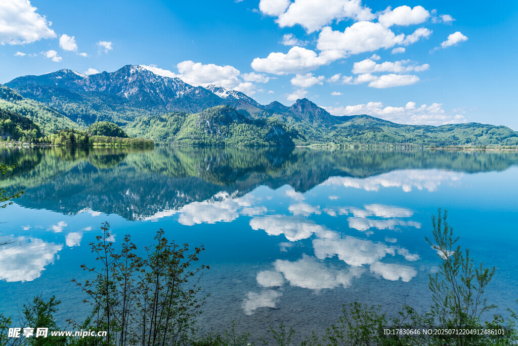 美丽湖山风景倒影如画