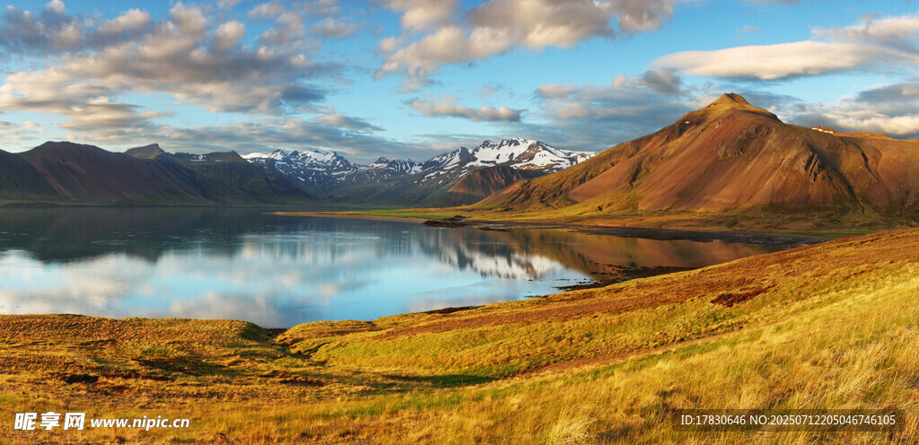 湖畔山峦美景