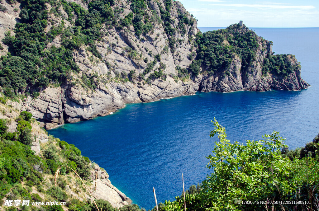 海岸边的青山与碧蓝海水