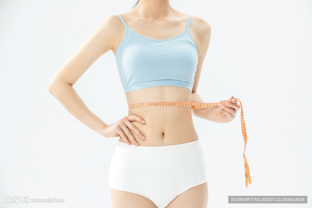 女性测量腰围展现身材管理