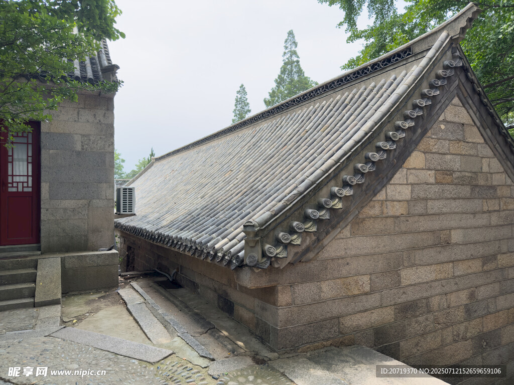 中式古建筑屋顶一角
