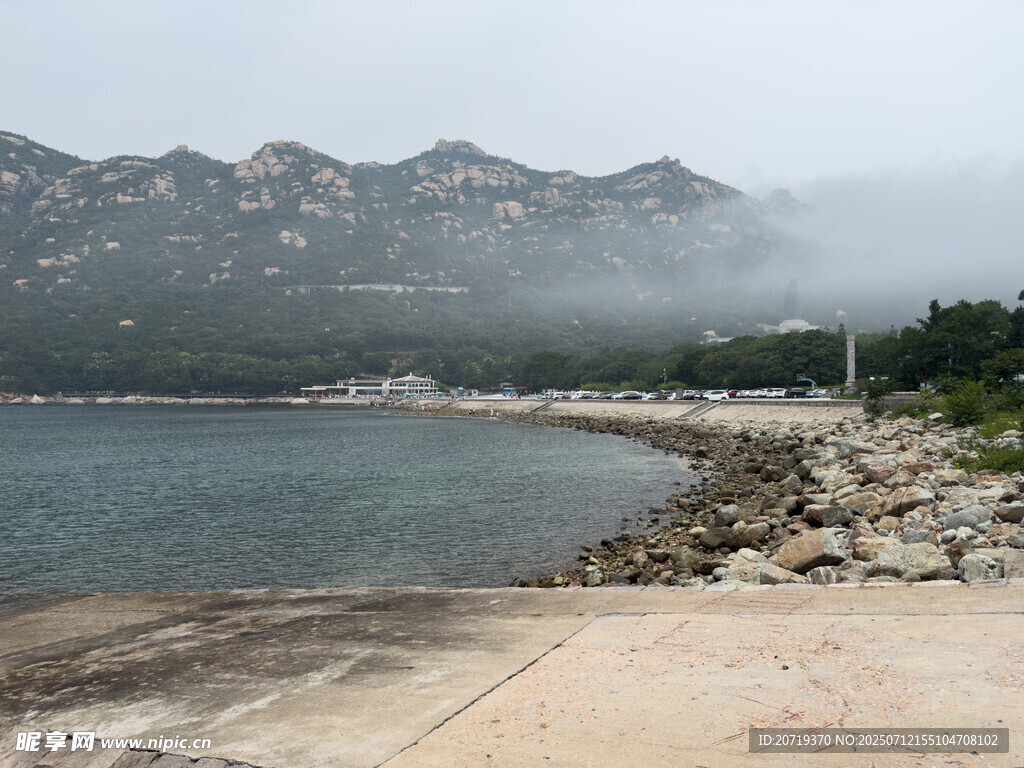 海边山景