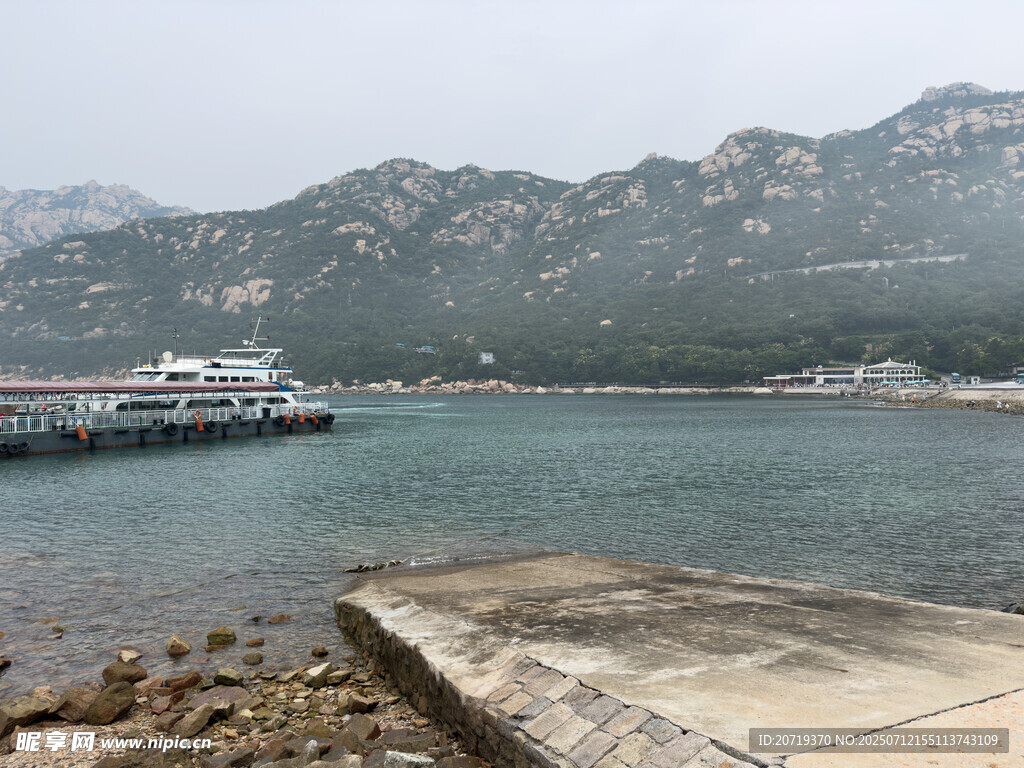 海滨码头与远处山峦景色