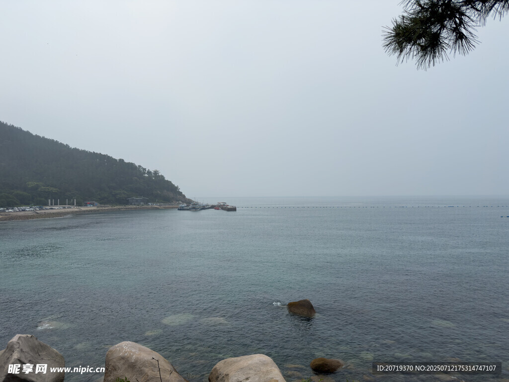 海边岩石与远山景致