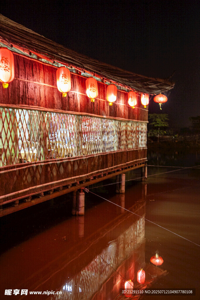 古桥夜景 红灯映照水面