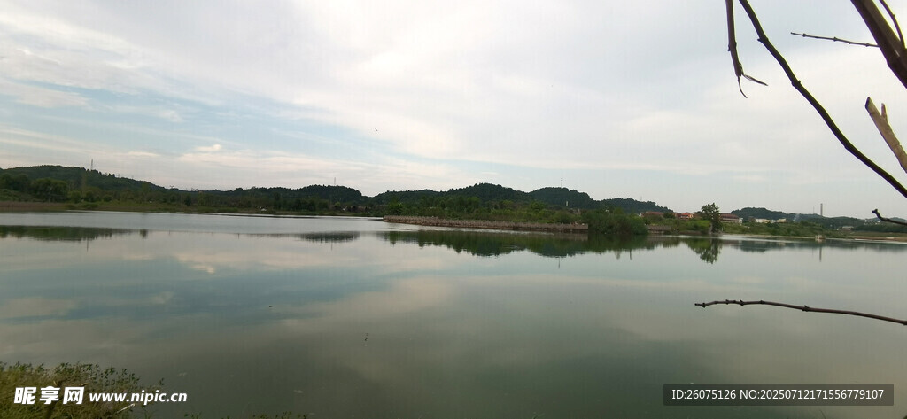 宁静湖水与远处山峦景色