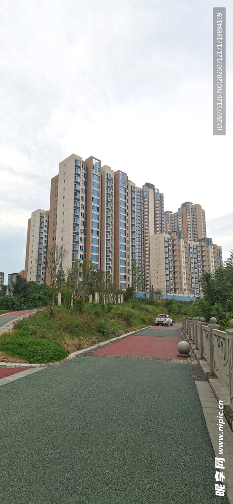 城市中的健康步道与高楼景观