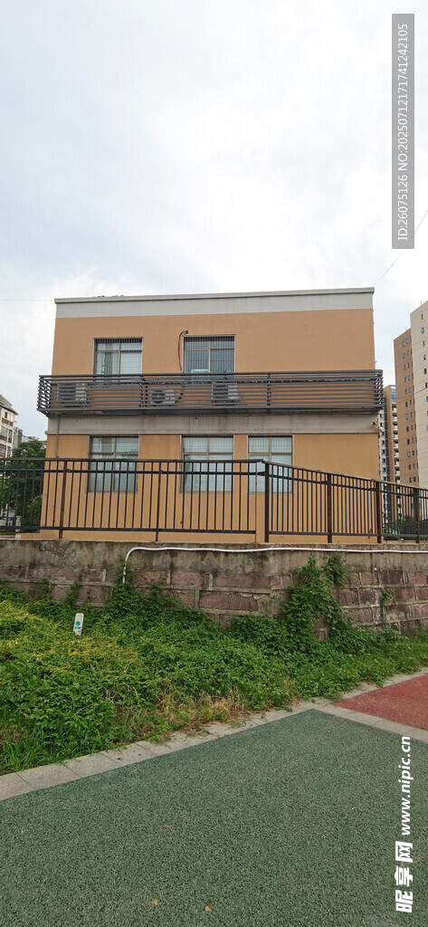 户外黄棕建筑与围栏景观