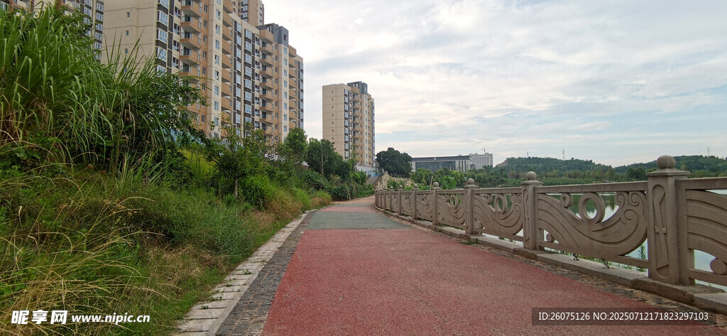 城市河畔的红色步道景观