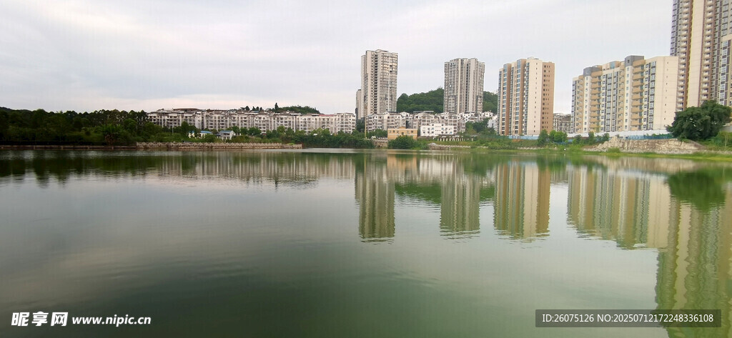 城市湖畔风光倒影如画