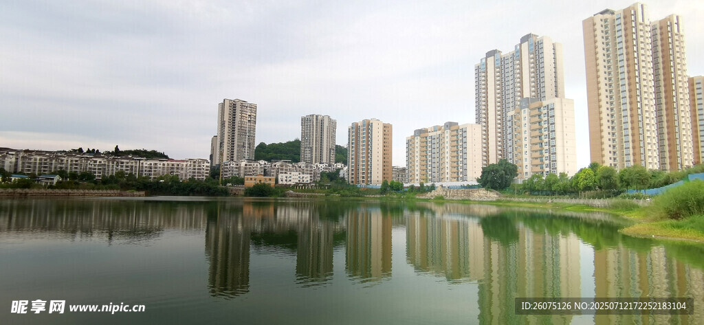 湖畔高楼林立的城市风光