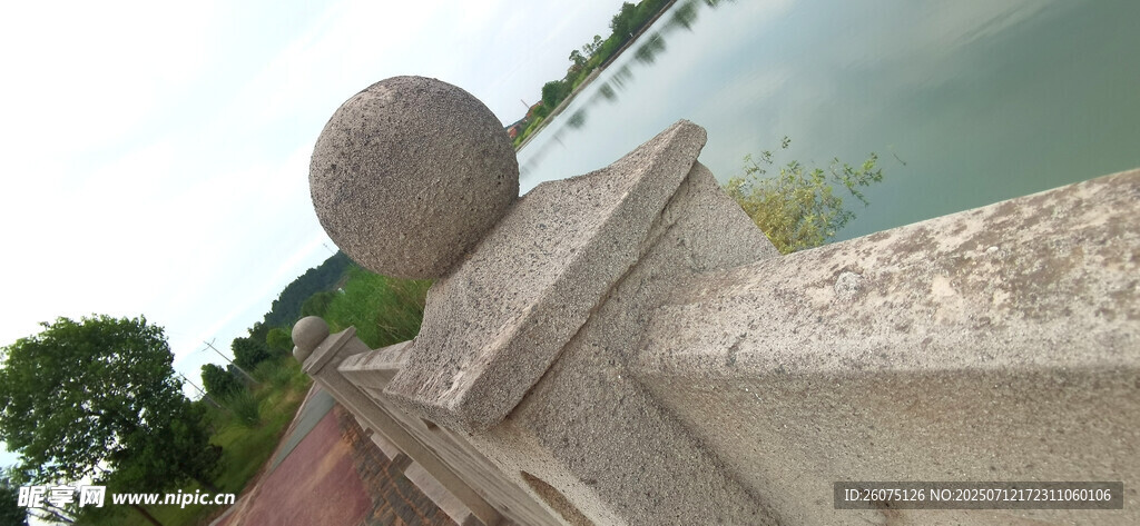 俯瞰水边石景