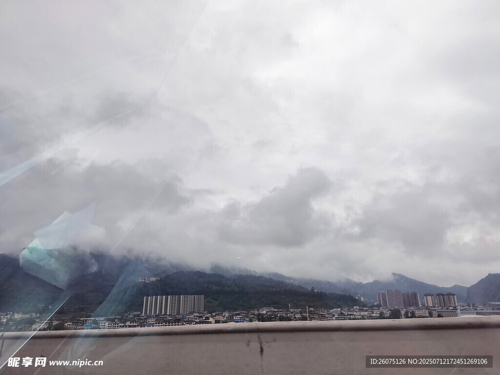 阴天远山景色