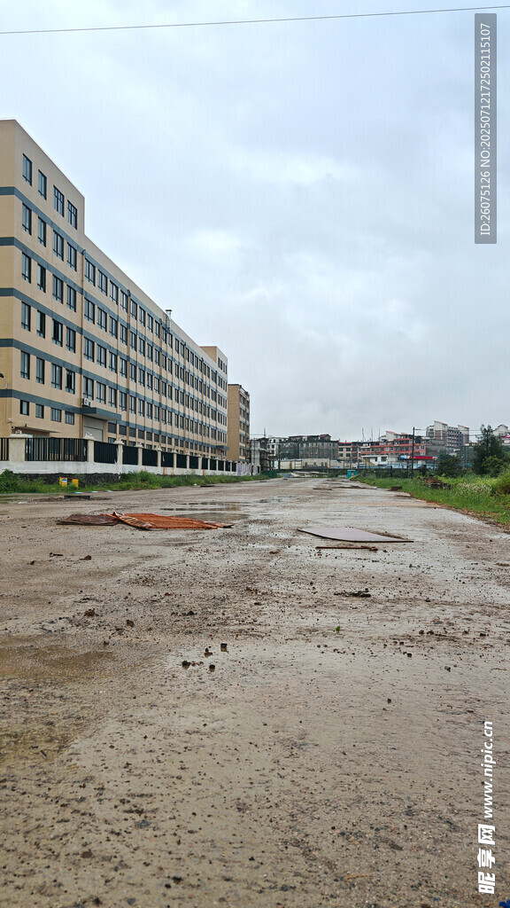 空旷工地旁的多层建筑