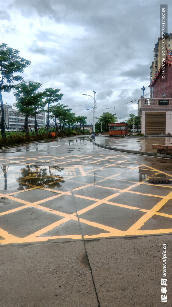 雨后广场的黄色网格线条路面