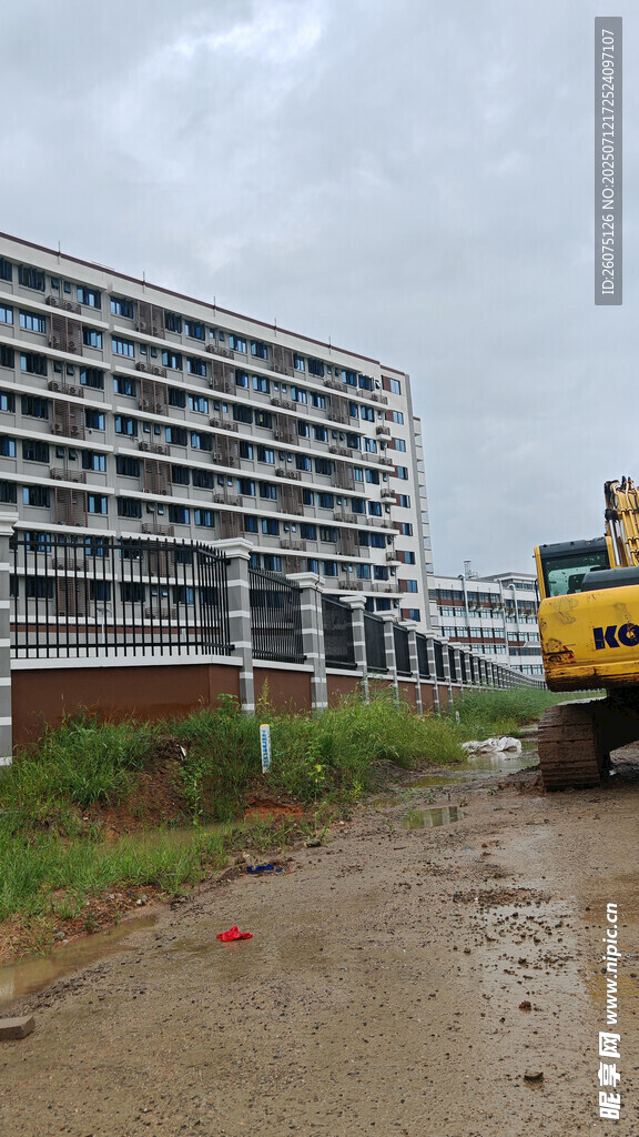 在建工地旁的多层建筑