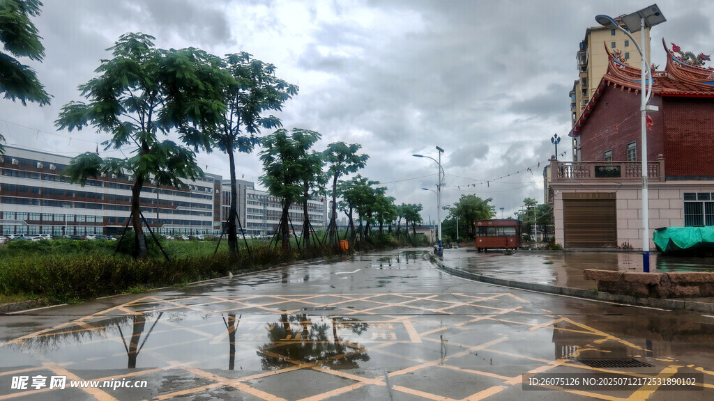 雨后街道景象