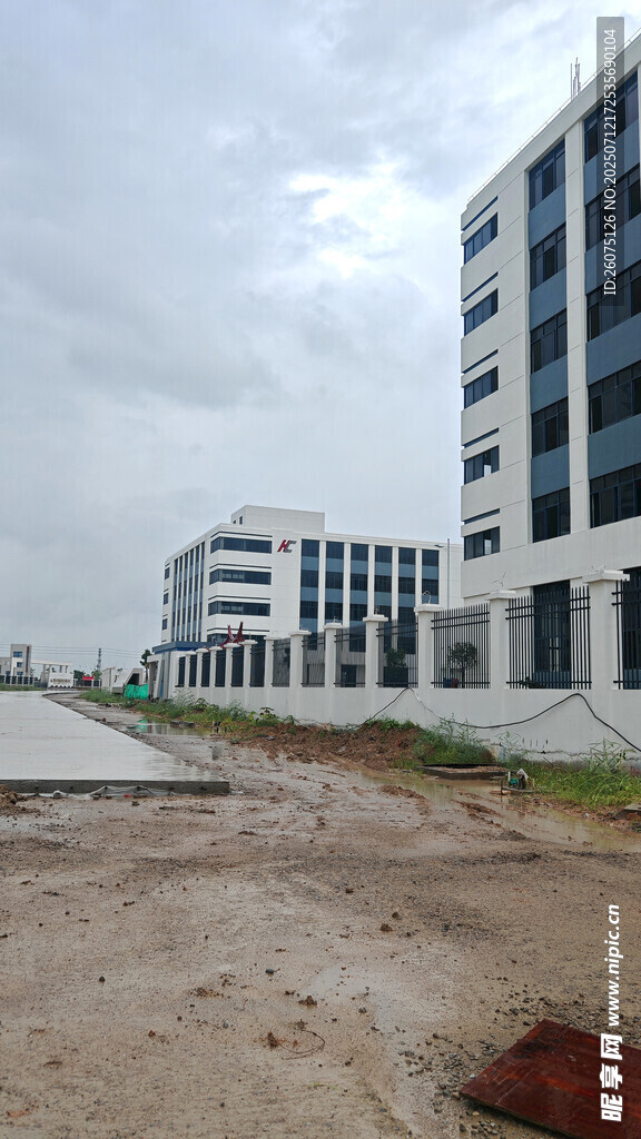 新建办公楼旁的空旷土地
