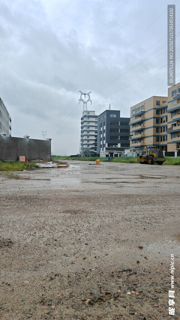 在建空旷泥泞场地与周边建筑