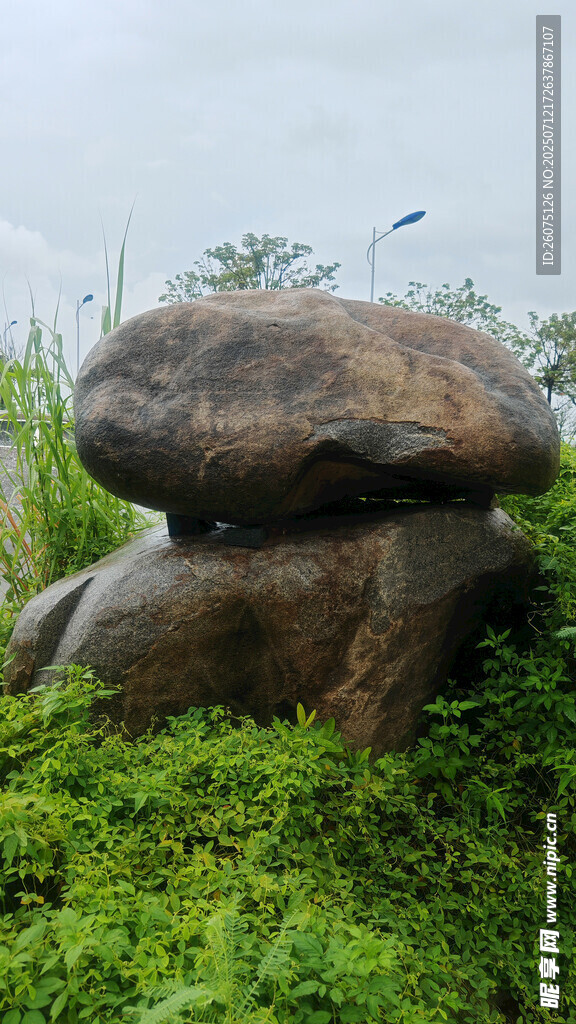 草地上的奇特叠石景观