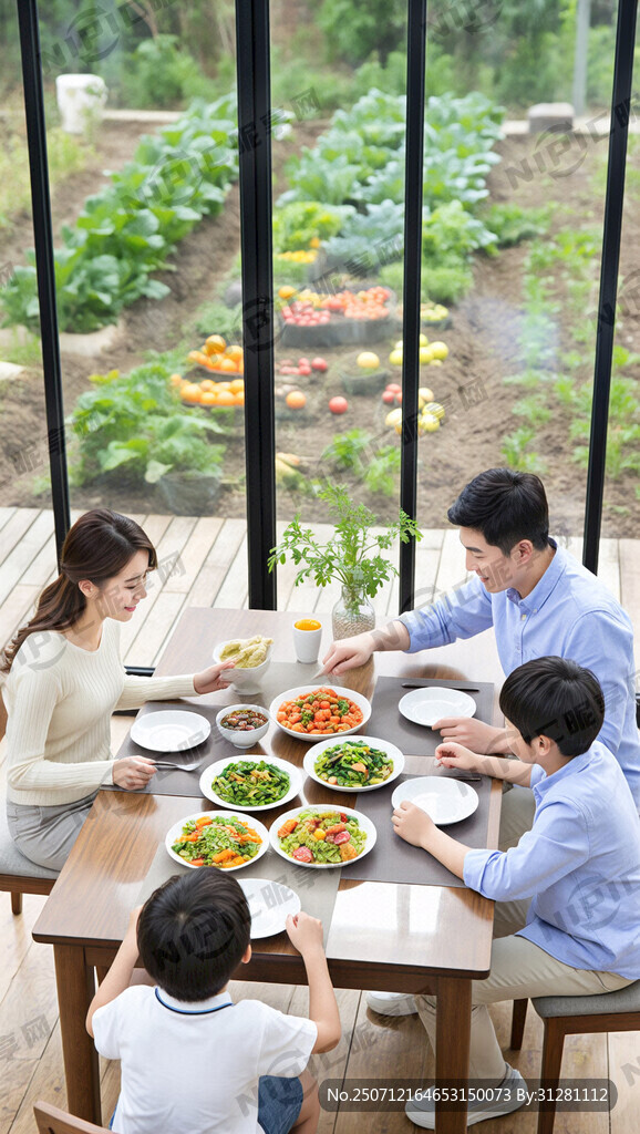 一家四口 餐桌 食物 透明玻璃