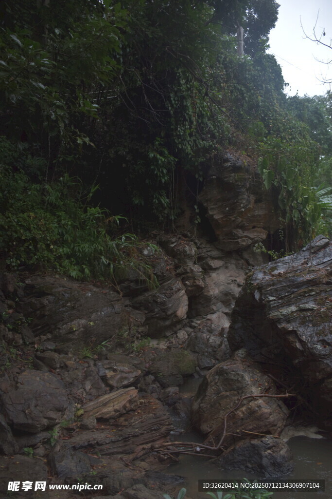 山间溪流旁的嶙峋岩石