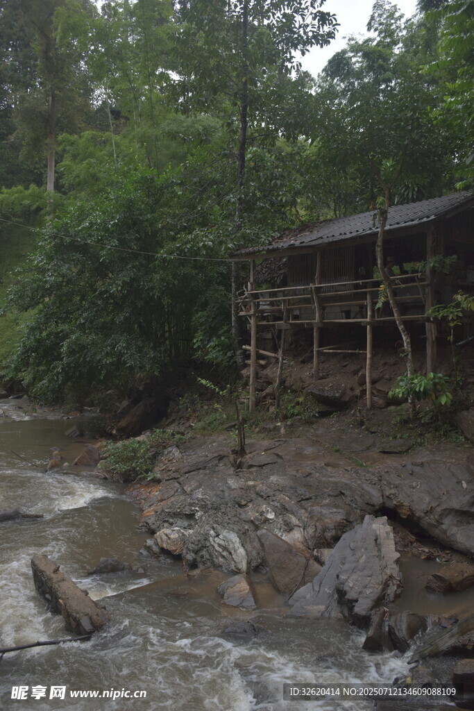 溪边木屋 自然静谧之景